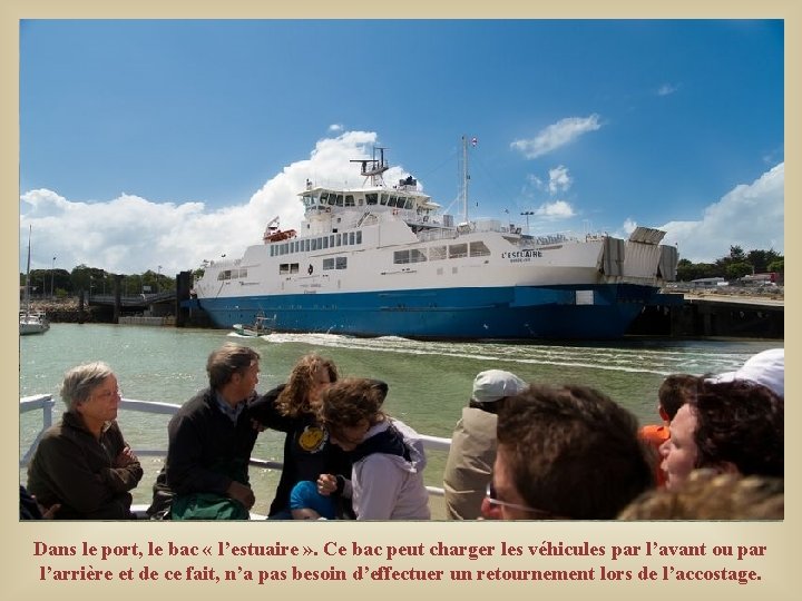Dans le port, le bac « l’estuaire » . Ce bac peut charger les Dans le port, le bac « l’estuaire » . Ce bac peut charger les