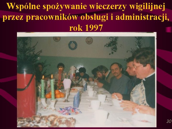 Wspólne spożywanie wieczerzy wigilijnej przez pracowników obsługi i administracji, rok 1997 30 