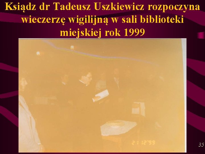 Ksiądz dr Tadeusz Uszkiewicz rozpoczyna wieczerzę wigilijną w sali biblioteki miejskiej rok 1999 35