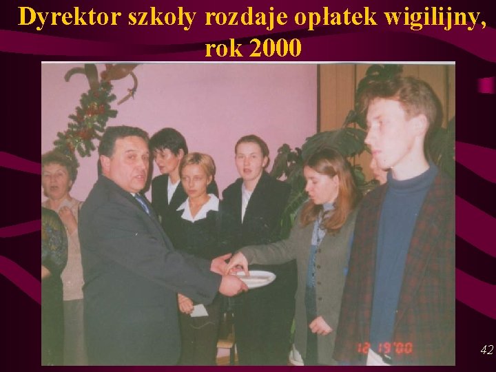 Dyrektor szkoły rozdaje opłatek wigilijny, rok 2000 42 