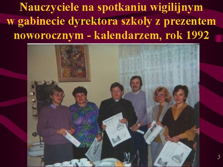 Nauczyciele na spotkaniu wigilijnym w gabinecie dyrektora szkoły z prezentem noworocznym - kalendarzem, rok