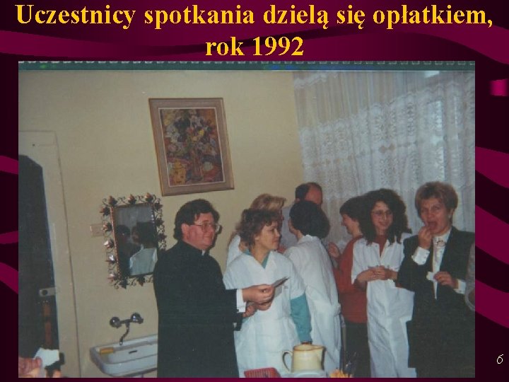 Uczestnicy spotkania dzielą się opłatkiem, rok 1992 6 