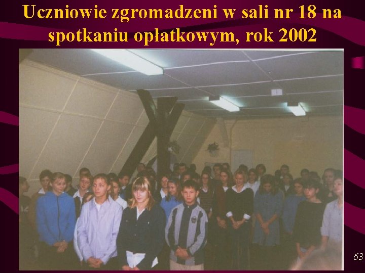 Uczniowie zgromadzeni w sali nr 18 na spotkaniu opłatkowym, rok 2002 63 