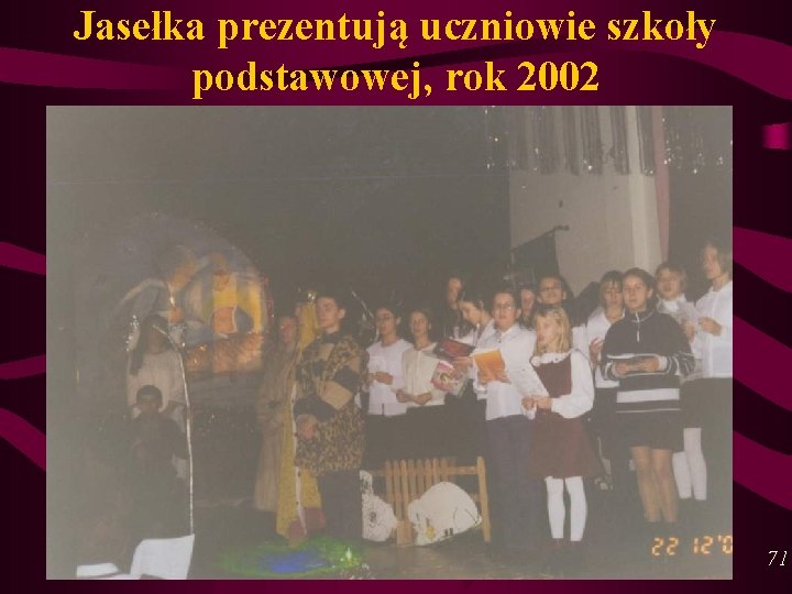 Jasełka prezentują uczniowie szkoły podstawowej, rok 2002 71 