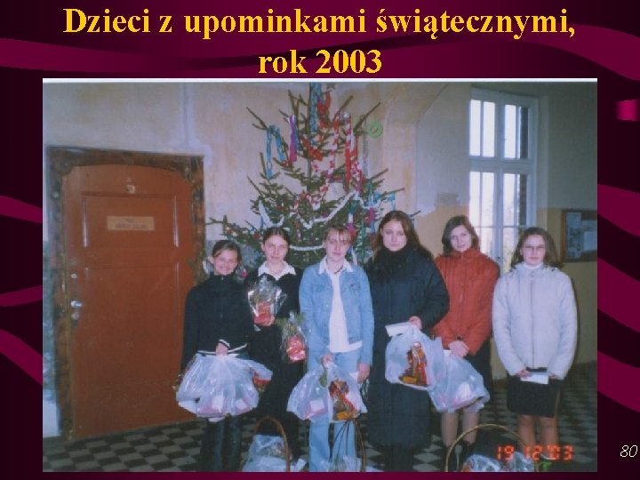 Dzieci z upominkami świątecznymi, rok 2003 80 