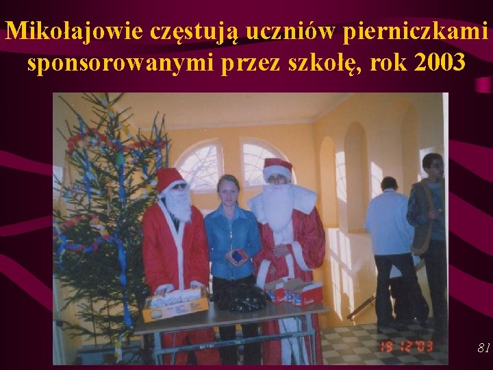 Mikołajowie częstują uczniów pierniczkami sponsorowanymi przez szkołę, rok 2003 81 