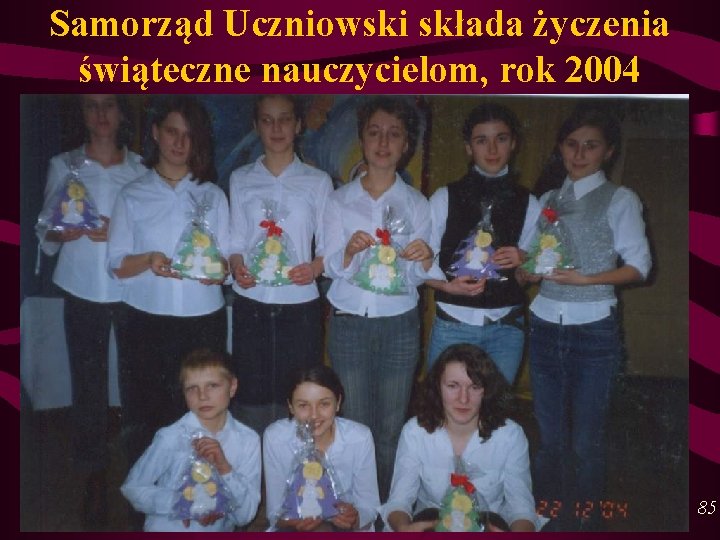 Samorząd Uczniowski składa życzenia świąteczne nauczycielom, rok 2004 85 