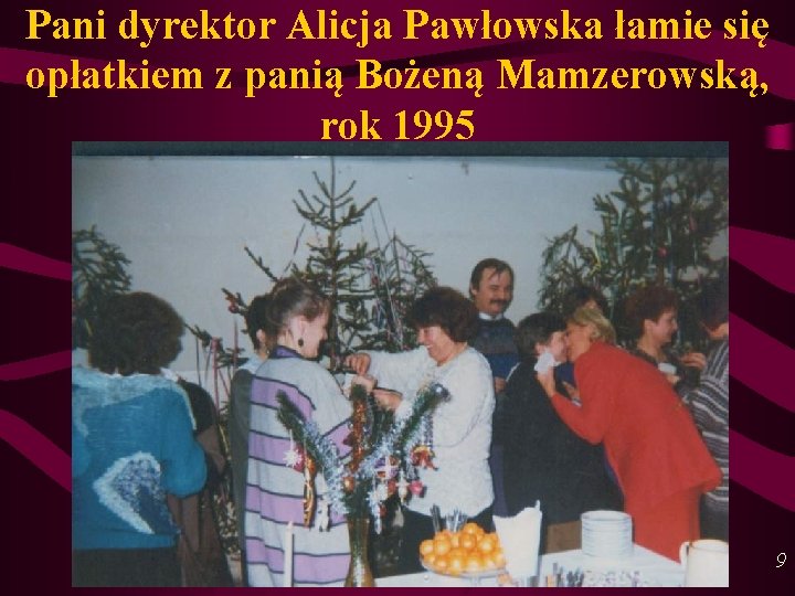 Pani dyrektor Alicja Pawłowska łamie się opłatkiem z panią Bożeną Mamzerowską, rok 1995 9