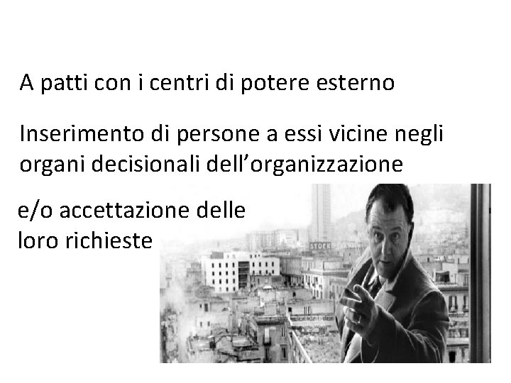 A patti con i centri di potere esterno Inserimento di persone a essi vicine A patti con i centri di potere esterno Inserimento di persone a essi vicine