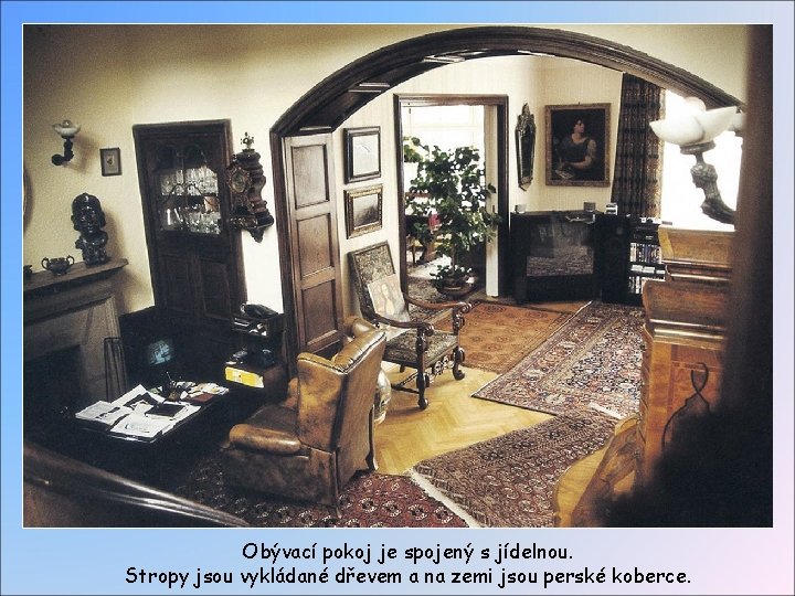 Obývací pokoj je spojený s jídelnou. Stropy jsou vykládané dřevem a na zemi jsou