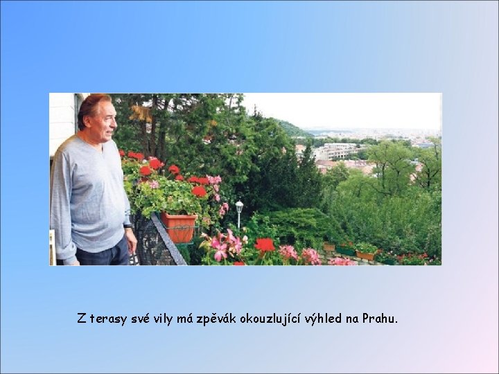 Z terasy své vily má zpěvák okouzlující výhled na Prahu. 