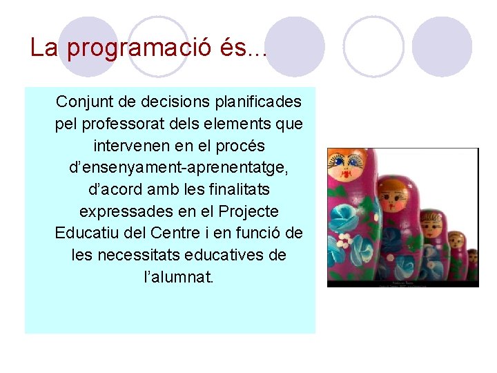 La programació és. . . Conjunt de decisions planificades pel professorat dels elements que