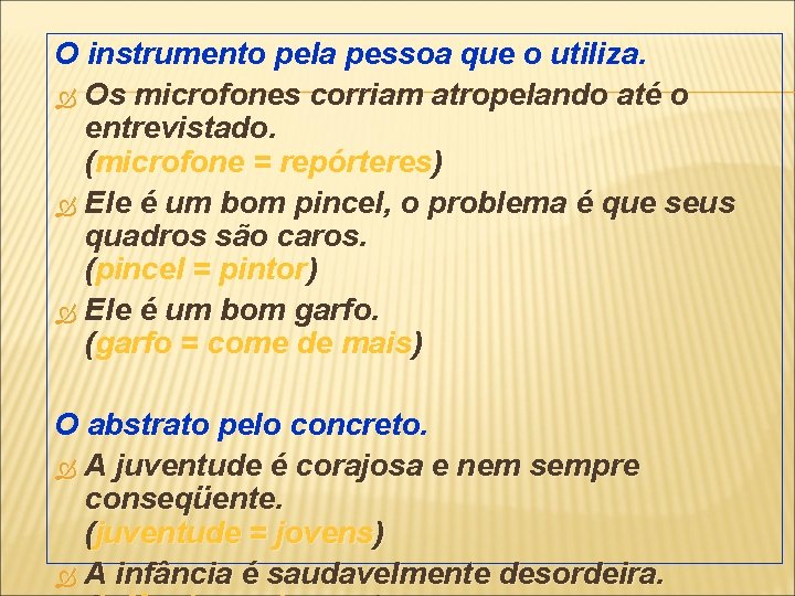 O instrumento pela pessoa que o utiliza. Os microfones corriam atropelando até o entrevistado.