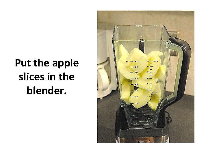 Put the apple slices in the blender. 