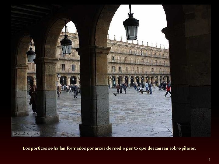 Los pórticos se hallan formados por arcos de medio punto que descansan sobre pilares.