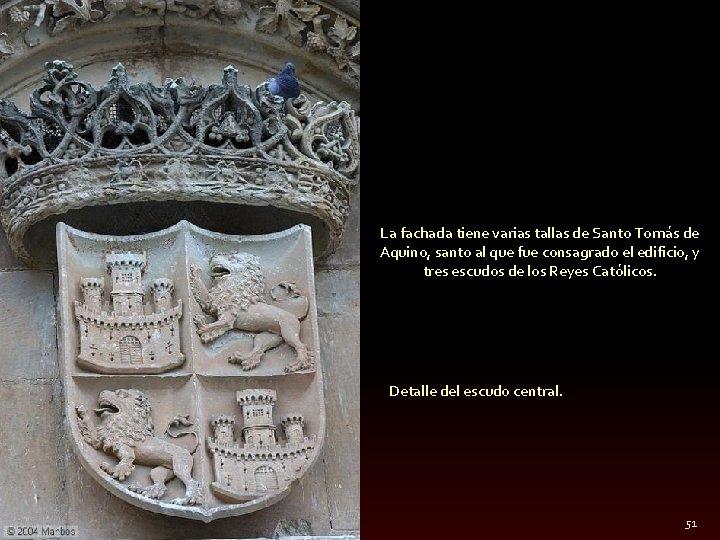 La fachada tiene varias tallas de Santo Tomás de Aquino, santo al que fue
