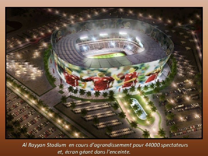 Al Rayyan Stadium en cours d’agrandissement pour 44000 spectateurs et, écran géant dans l’enceinte.