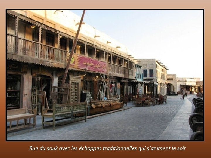 Rue du souk avec les échoppes traditionnelles qui s’animent le soir 