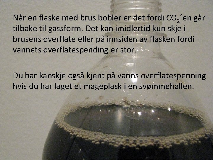 Når en flaske med brus bobler er det fordi CO 2´en går tilbake til