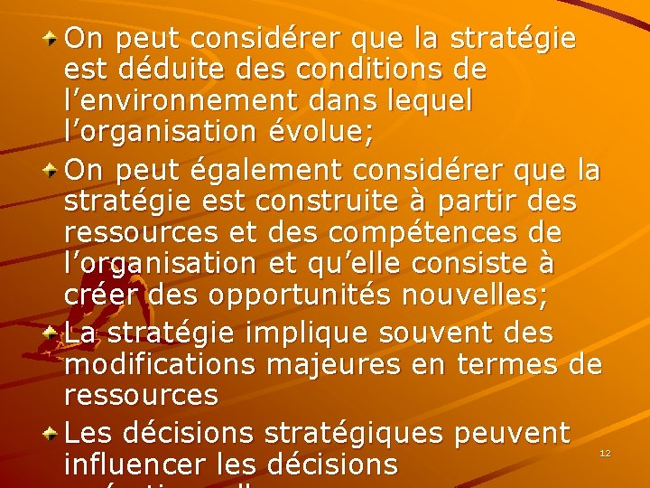 On peut considérer que la stratégie est déduite des conditions de l’environnement dans lequel