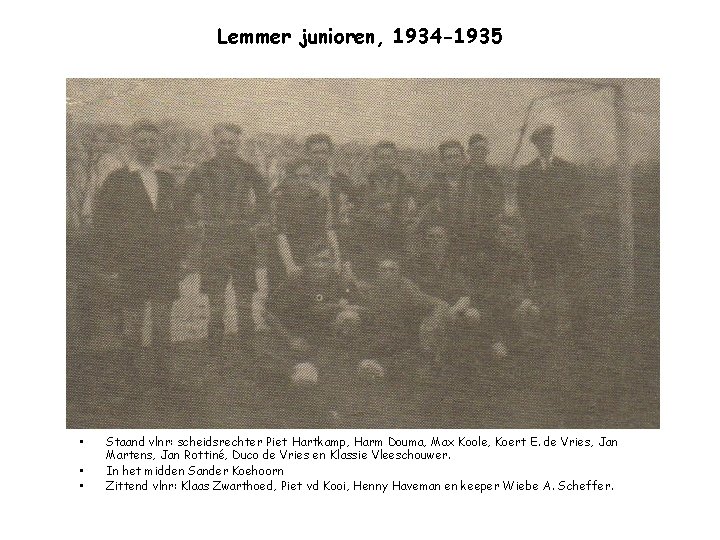 Lemmer junioren, 1934 -1935 • • • Staand vlnr: scheidsrechter Piet Hartkamp, Harm Douma,