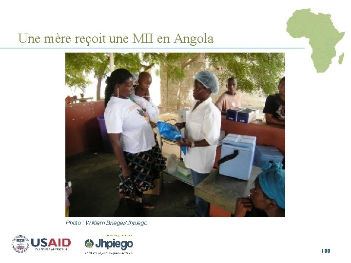 Une mère reçoit une MII en Angola Photo : William Brieger/Jhpiego 100 