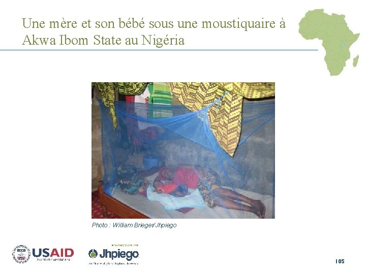 Une mère et son bébé sous une moustiquaire à Akwa Ibom State au Nigéria