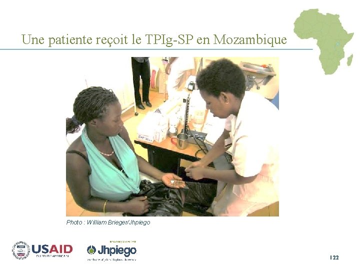 Une patiente reçoit le TPIg-SP en Mozambique Photo : William Brieger/Jhpiego 122 
