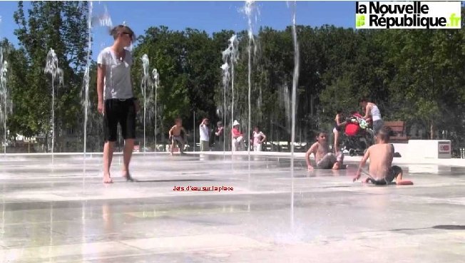 Jets d’eau sur la place 