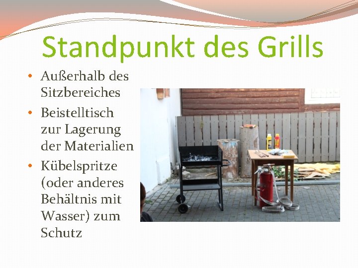 Standpunkt des Grills • Außerhalb des Sitzbereiches • Beistelltisch zur Lagerung der Materialien •