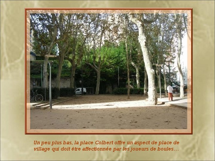 Un peu plus bas, la place Colbert offre un aspect de place de village