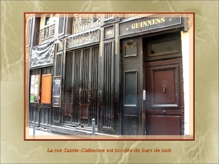 La rue Sainte-Catherine est bordée de bars de nuit. 