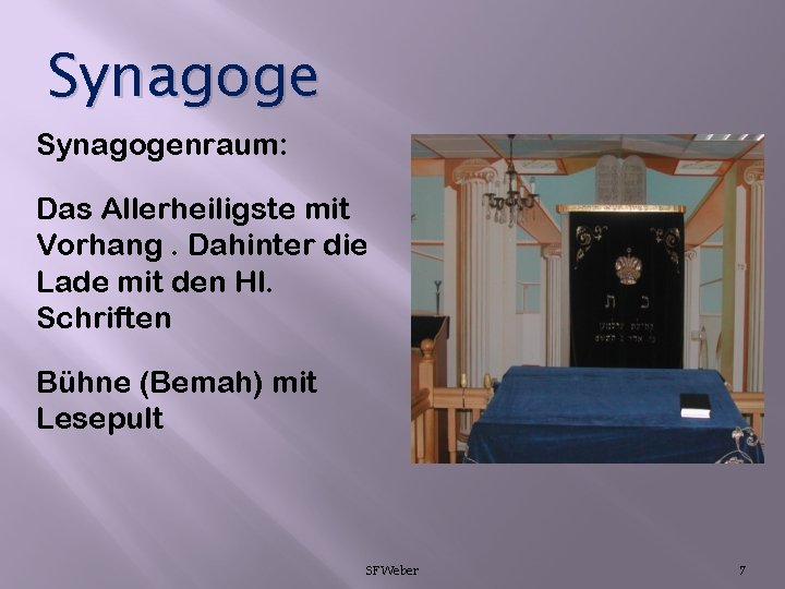 Synagogenraum: Das Allerheiligste mit Vorhang. Dahinter die Lade mit den Hl. Schriften Bühne (Bemah)