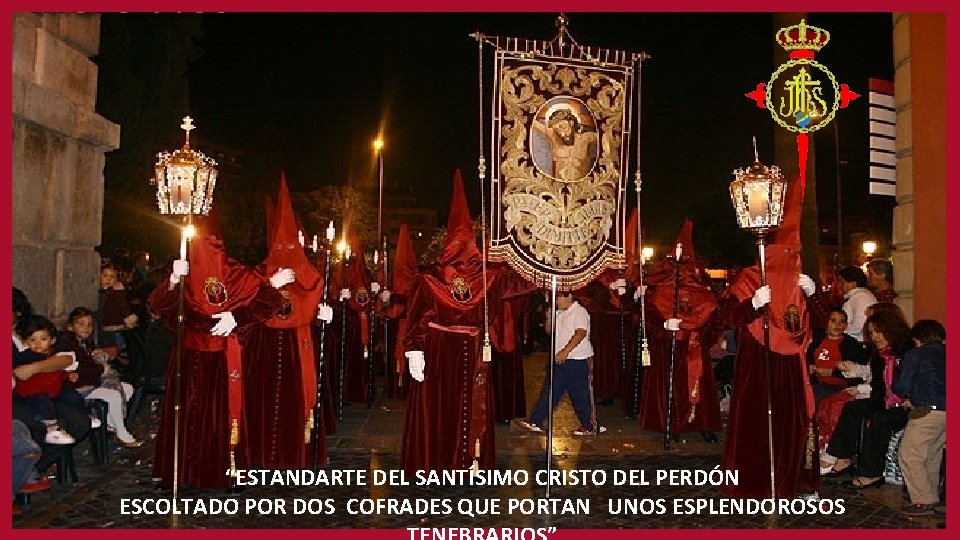 “ESTANDARTE DEL SANTÍSIMO CRISTO DEL PERDÓN ESCOLTADO POR DOS COFRADES QUE PORTAN UNOS ESPLENDOROSOS