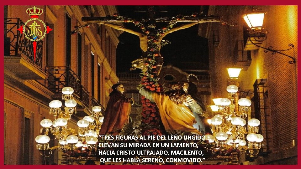 “TRES FIGURAS AL PIE DEL LEÑO UNGIDO ELEVAN SU MIRADA EN UN LAMENTO, HACIA