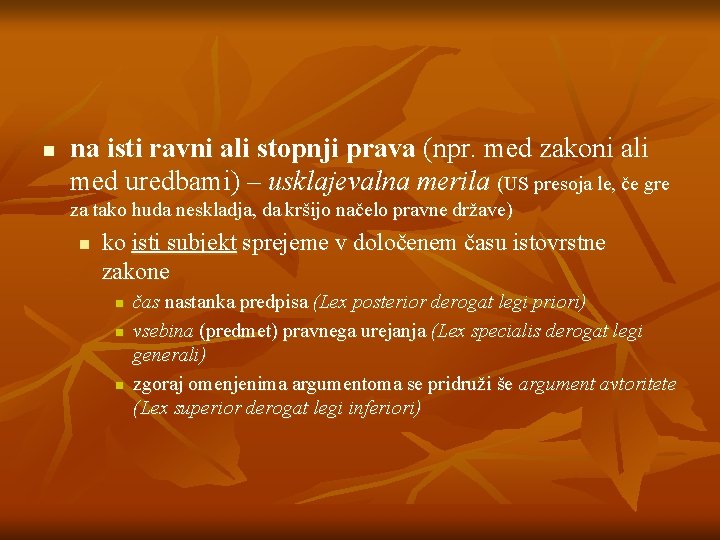 n na isti ravni ali stopnji prava (npr. med zakoni ali med uredbami) –