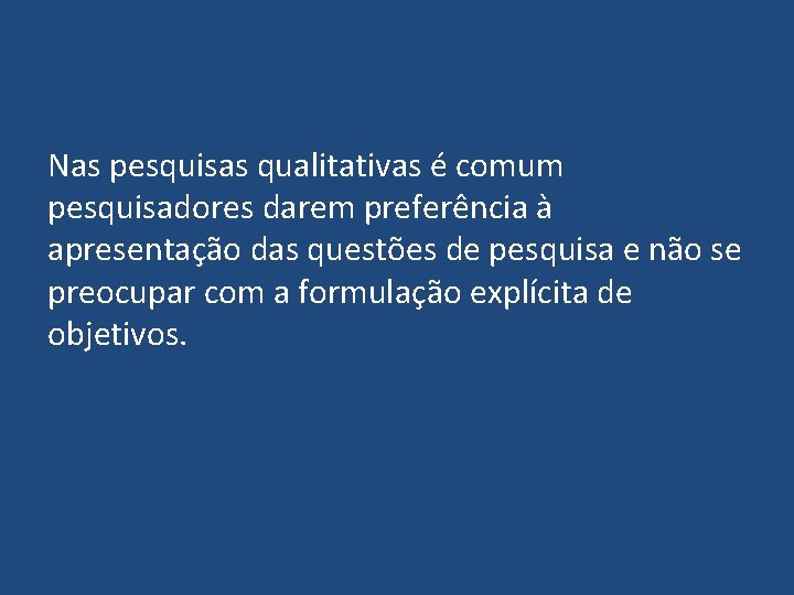 Nas pesquisas qualitativas é comum pesquisadores darem preferência à apresentação das questões de pesquisa