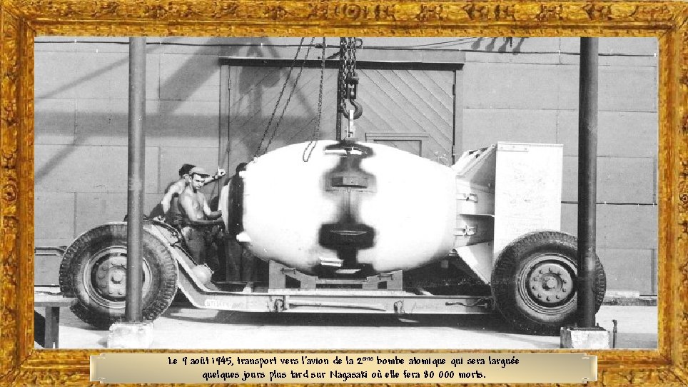 Le 9 août 1945, transport vers l'avion de la 2 eme bombe atomique qui