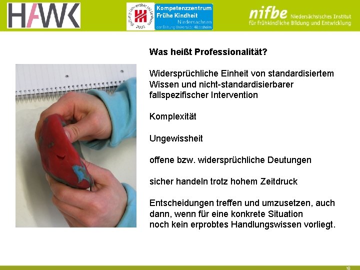 Was heißt Professionalität? Widersprüchliche Einheit von standardisiertem Wissen und nicht-standardisierbarer fallspezifischer Intervention Komplexität Ungewissheit Was heißt Professionalität? Widersprüchliche Einheit von standardisiertem Wissen und nicht-standardisierbarer fallspezifischer Intervention Komplexität Ungewissheit