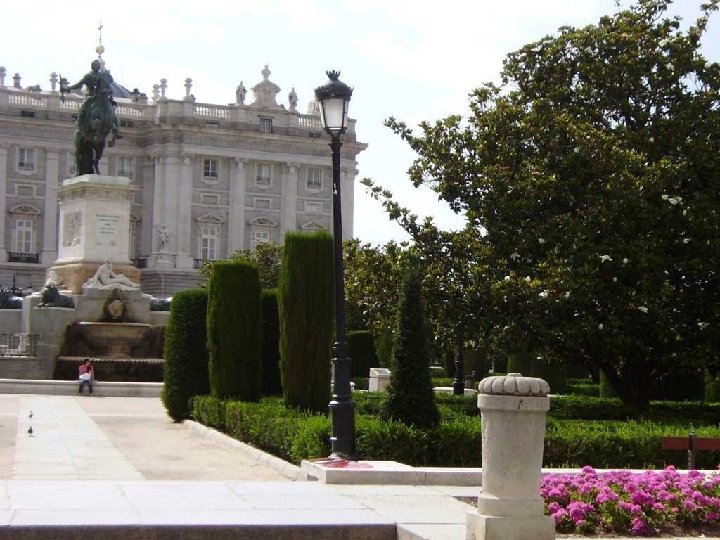 LA PLAZA DE ORIENTE Los visitantes observan la estatua ecuestre de Felipe IV, que