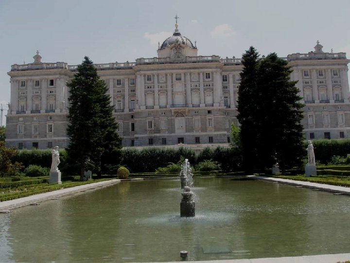 EL PALACIO REAL Felipe V encargó en 1. 735 erigir el palacio «más grandioso