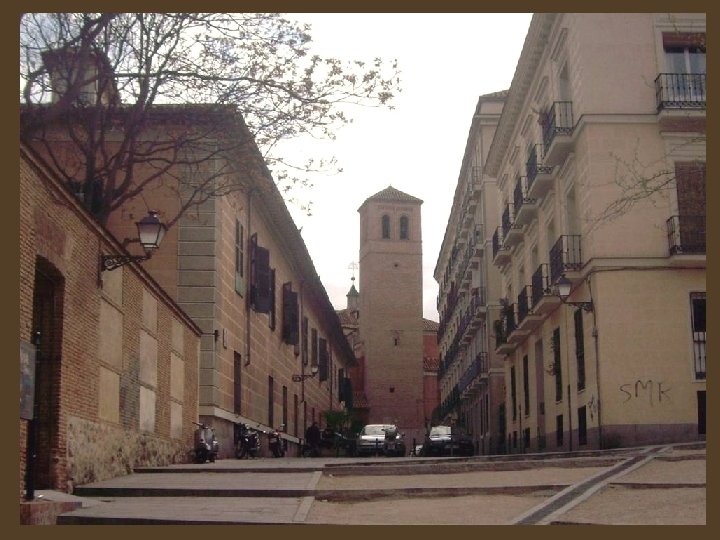 Desde la misma plaza se divisa la torre mudéjar de la iglesia de San