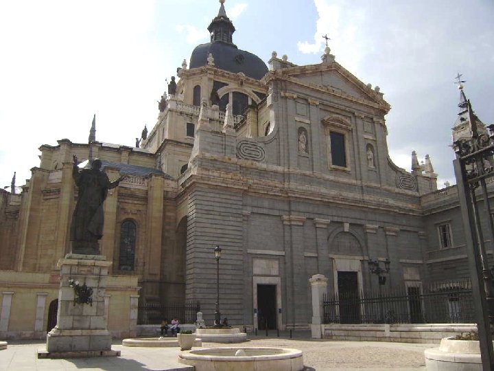 LA CATEDRAL DE LA ALMUDENA Al estar tan cerca del Palacio Real, Campo del