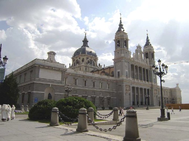 La historia de la Virgen de la Almudena. La leyenda nos cuenta que tras