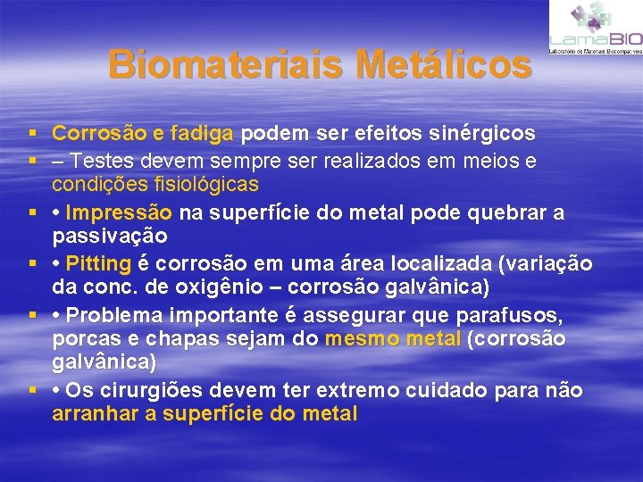 Biomateriais Metálicos § Corrosão e fadiga podem ser efeitos sinérgicos § – Testes devem