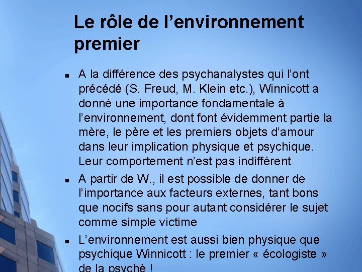 Le rôle de l’environnement premier n n n A la différence des psychanalystes qui