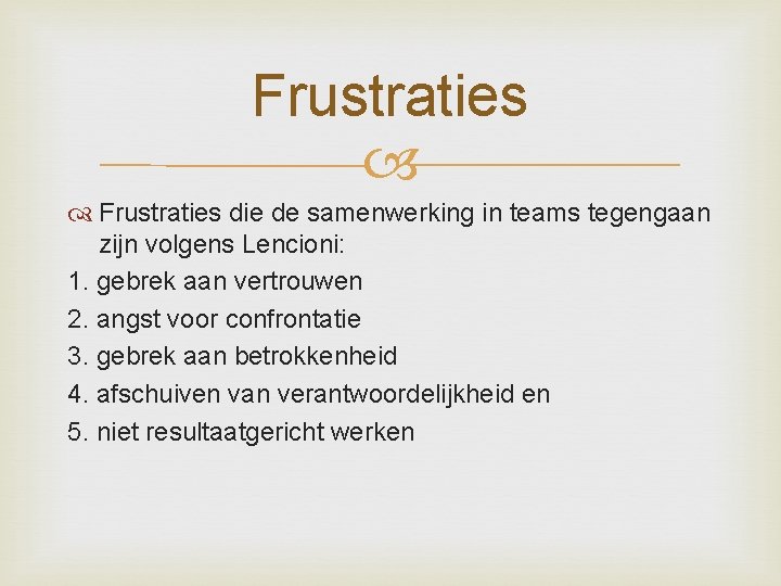 Frustraties die de samenwerking in teams tegengaan zijn volgens Lencioni: 1. gebrek aan vertrouwen Frustraties die de samenwerking in teams tegengaan zijn volgens Lencioni: 1. gebrek aan vertrouwen