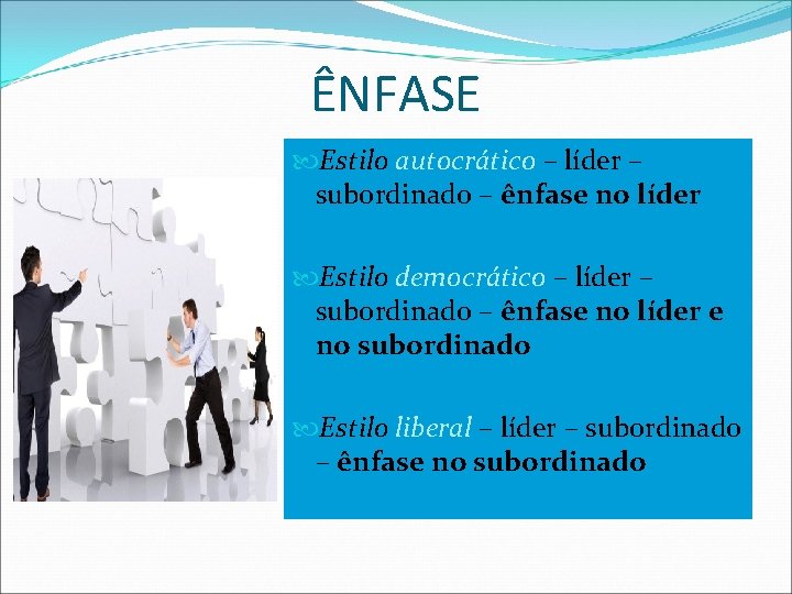 ÊNFASE Estilo autocrático – líder – subordinado – ênfase no líder Estilo democrático –