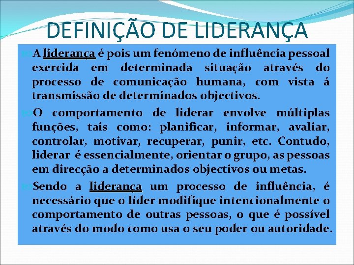 DEFINIÇÃO DE LIDERANÇA A liderança é pois um fenómeno de influência pessoal exercida em