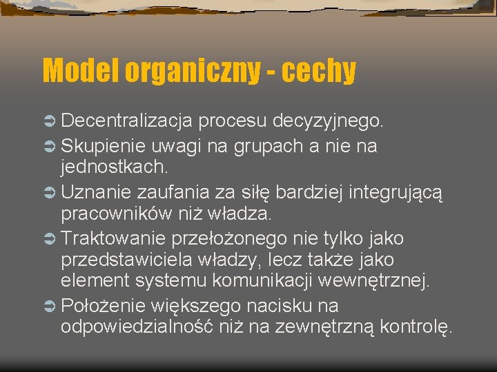 Model organiczny - cechy Ü Decentralizacja procesu decyzyjnego. Ü Skupienie uwagi na grupach a